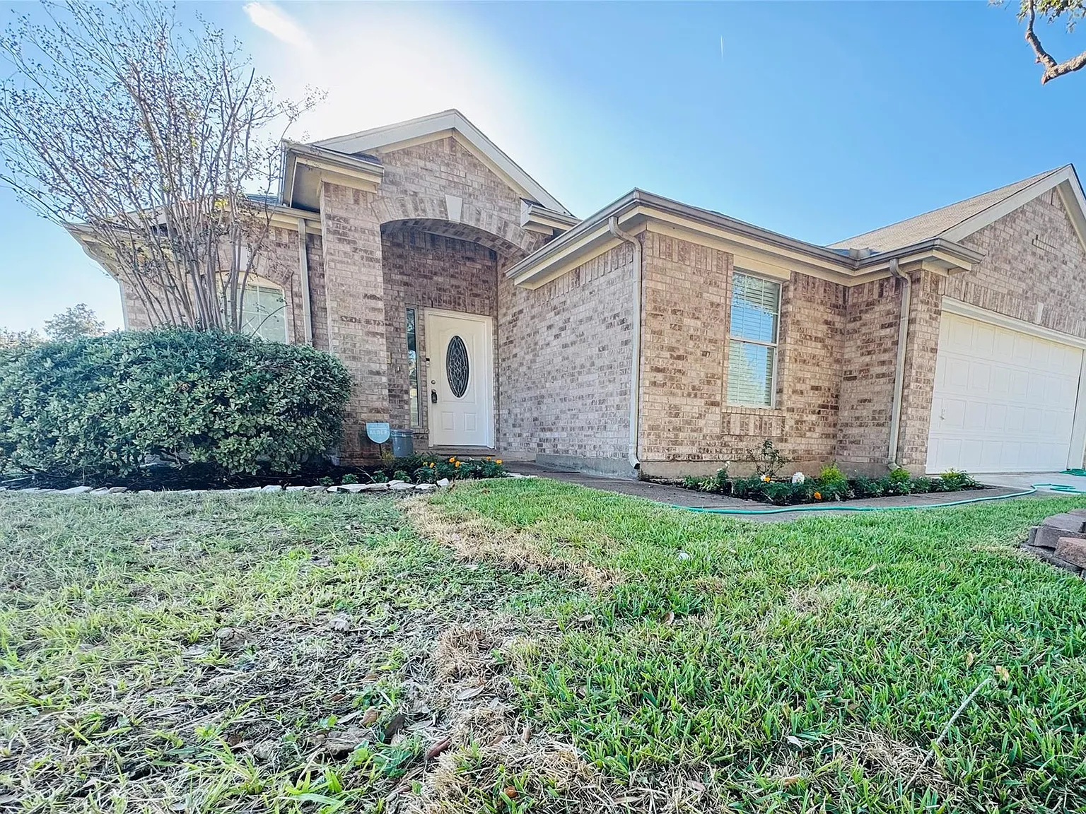 3 bed, 2.0 bath, 2209 sqft, $2,350 — Photo 2