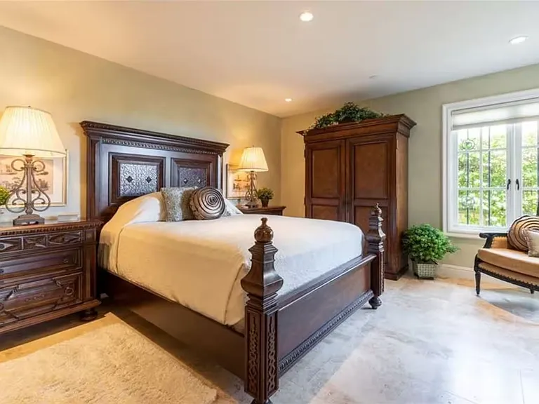 900 E Balboa Blvd — Photo 15