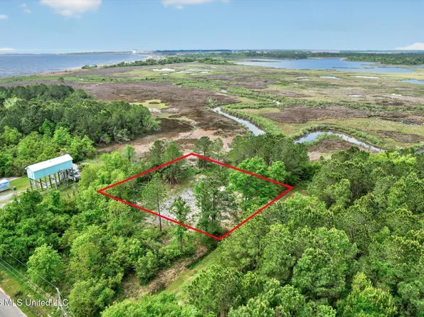 7015 3rd St, Bay Saint Louis, MS 39520