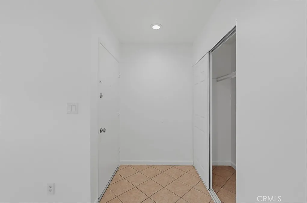 2 bed, 856 sqft, $2,400 — Photo 4