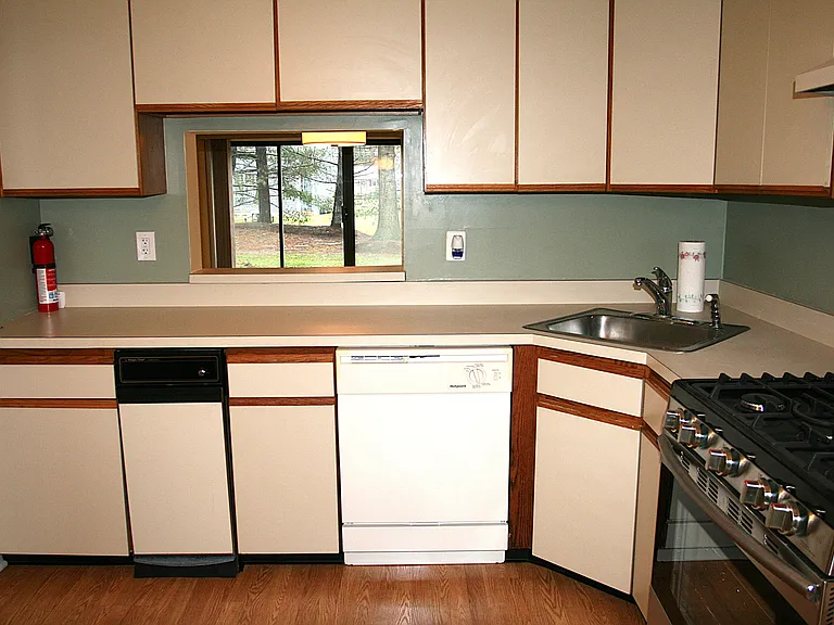 608 Brokaw Ct — Photo 6