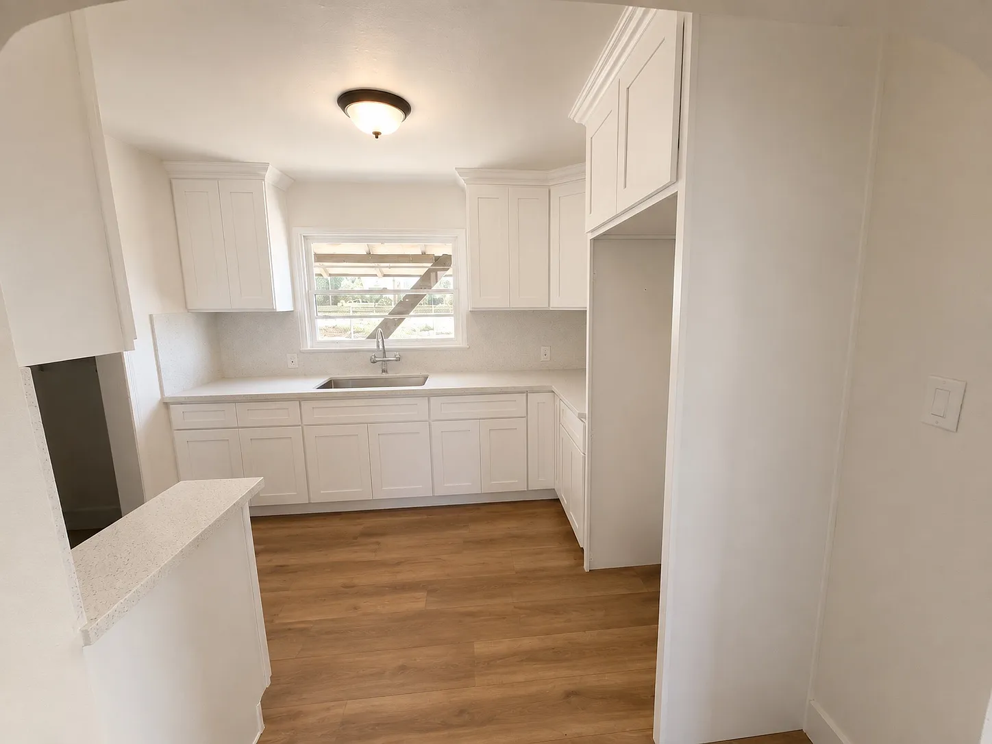 3 bed, 884 sqft, $3,300 — Photo 2