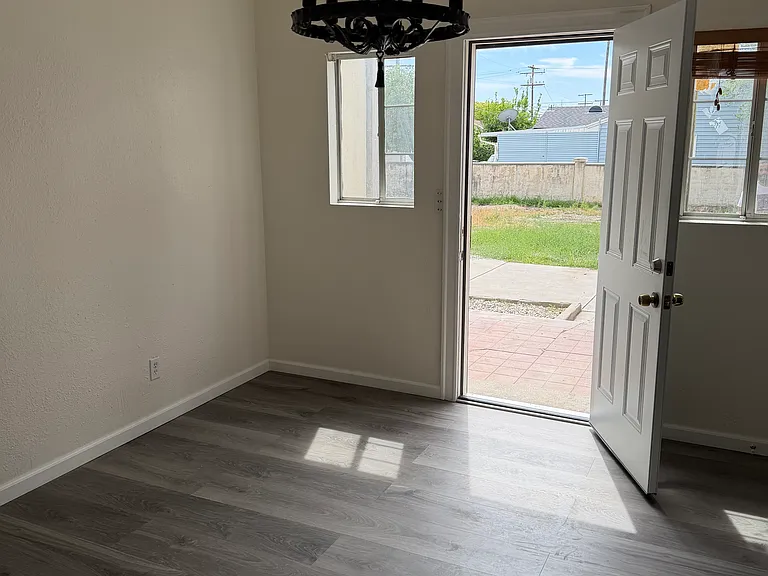 3239 N Mountain View Ave — Photo 5