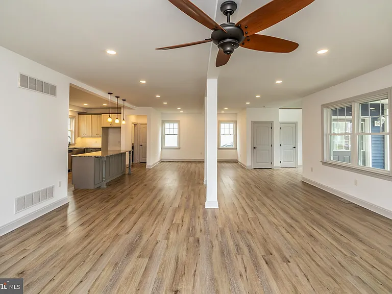 411 James St — Photo 16