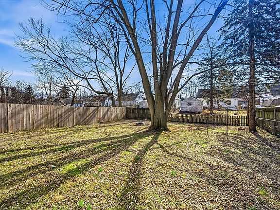 3rd image of 925 Kinnear Rd