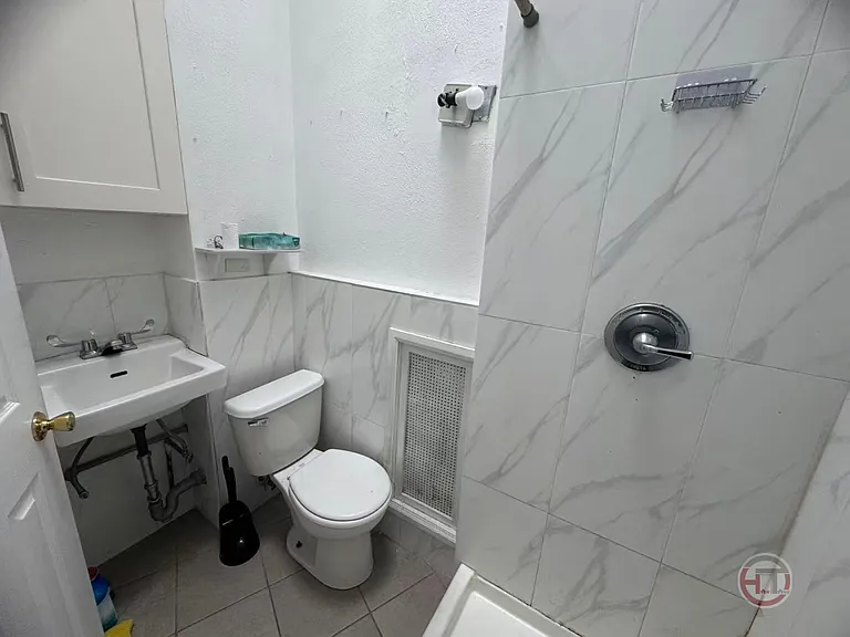 833 Kinsella St #2 — Photo 2