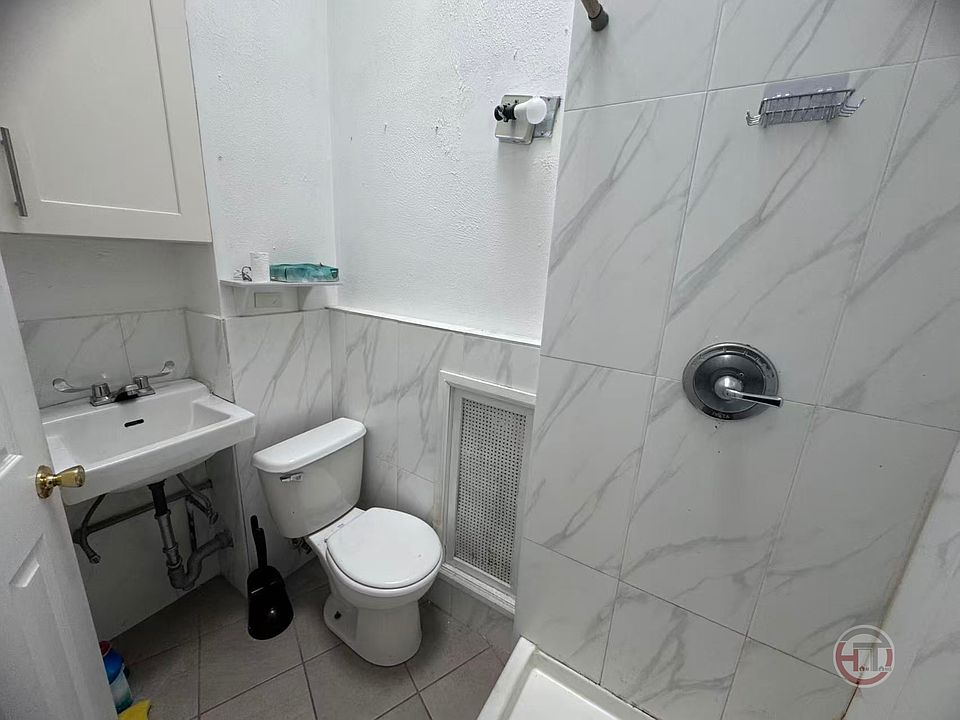 2nd image of 833 Kinsella St #2