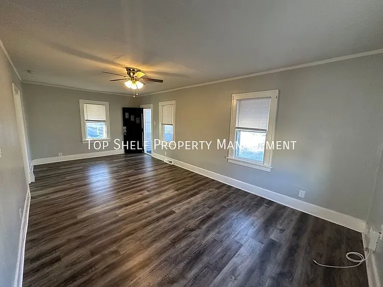 2319 E 40th Ct — Photo 2