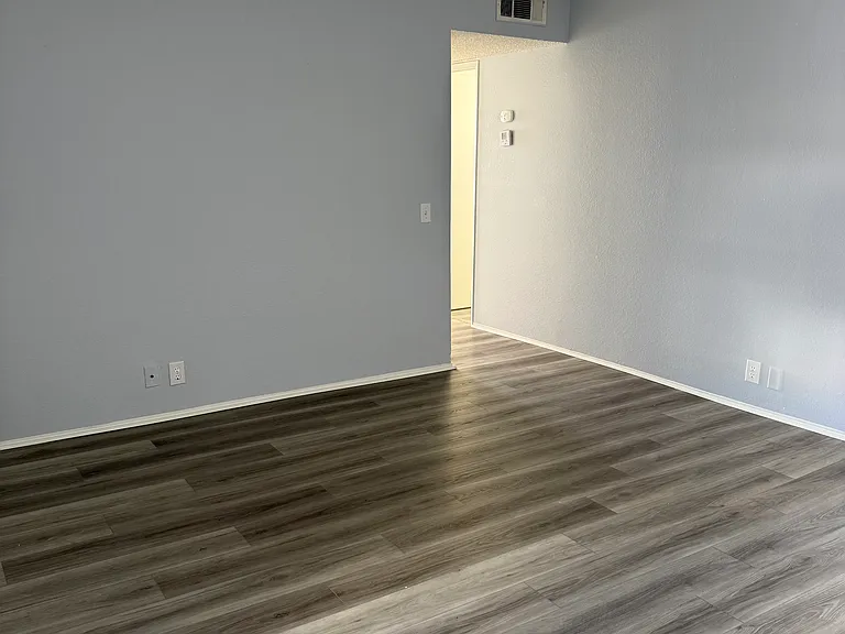 2100 W Devonshire Ave #18 — Photo 3