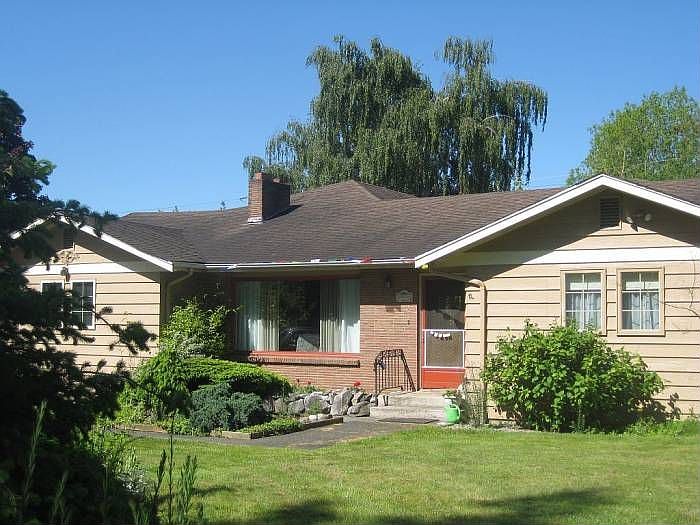 3BR, 1.75BA bungalow