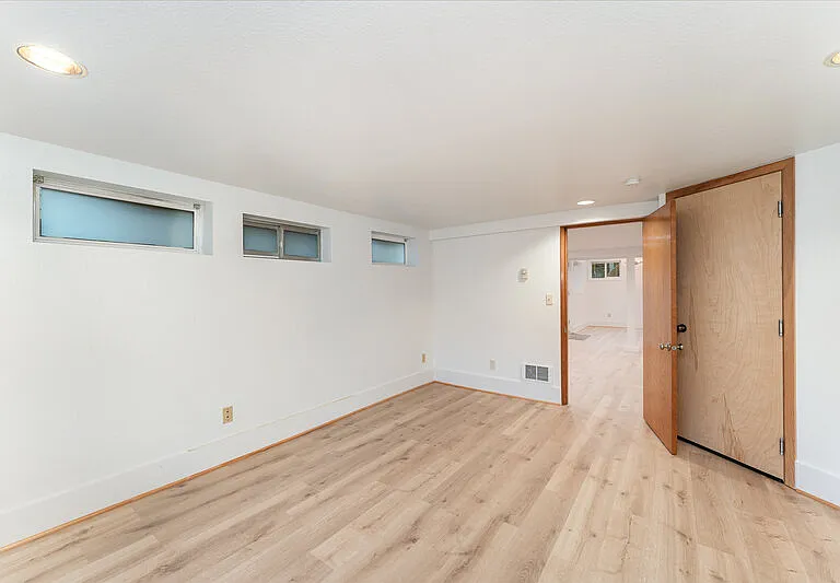 5523 Woodlawn Ave N — Photo 16