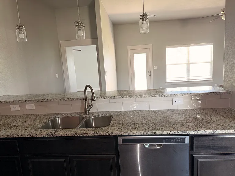 1202 Delmar Dr — Photo 10