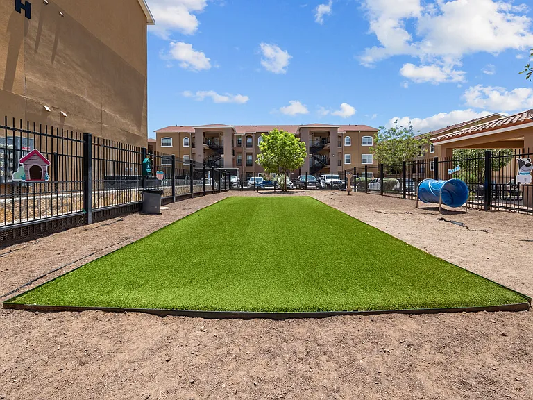 Las Torres Apartments — Photo 34