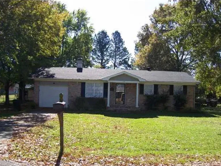 120 Forrest Dr — Photo 1