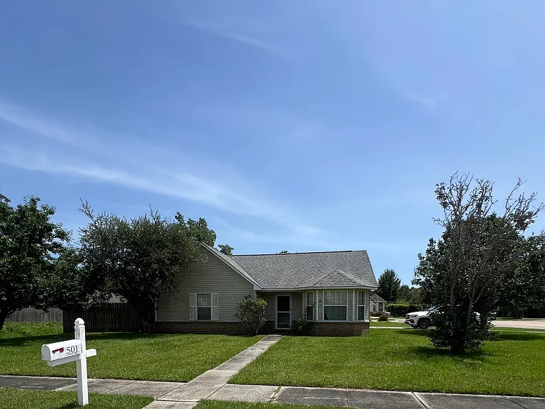 501 Woodward Dr — Photo 2