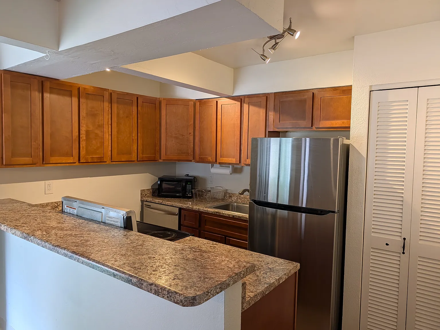 2 bed, 1252 sqft, $2,400 — Photo 2