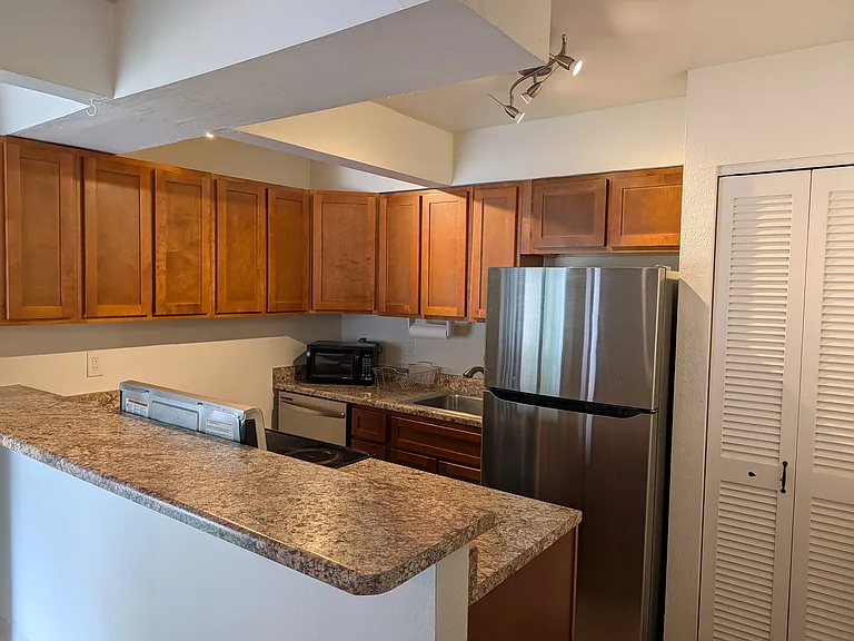 2825 Riverside Dr — Photo 2