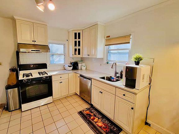 5th image of 8 Sheppard St