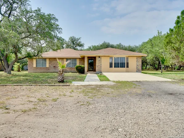 163 HOMESTEAD RD, Uvalde, TX 78801
