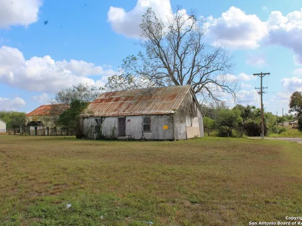 315 Lloyd Bentsen Hwy, Beeville 78102