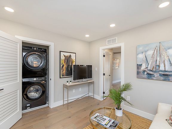 5th image of 125 S Braddock St #201