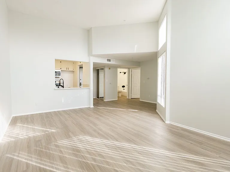 315 Virgil — Photo 10