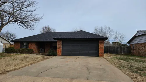 900 Windsor Dr Photo 1