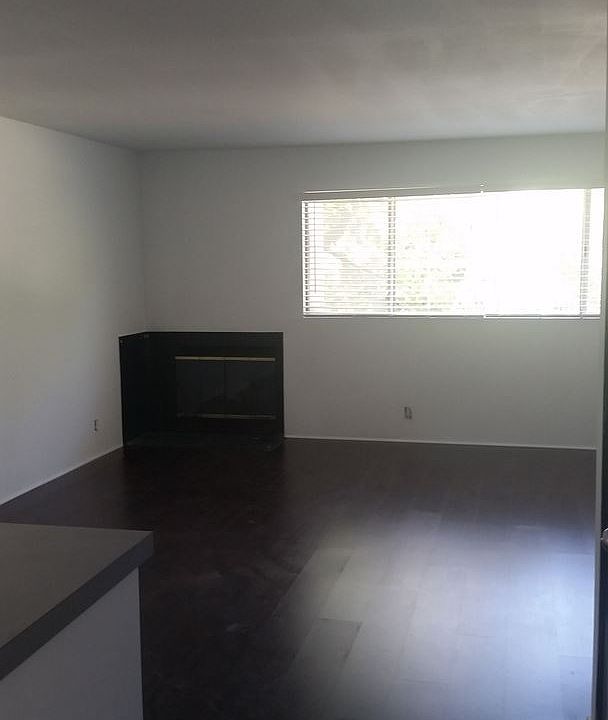 1st image of 3030 Waverly Dr APT 02