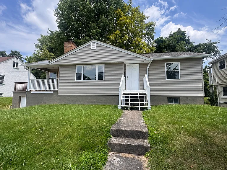 928 Meadow Dr — Photo 2