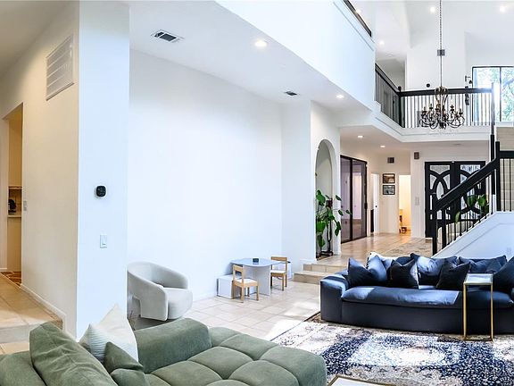 5th image of 110 Sugarberry Cir