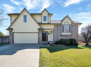 942 N Clover Ln, Valley Center, KS 67147