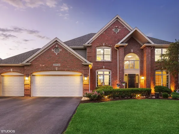 26W326 Pinehurst Dr, Winfield, IL 60190