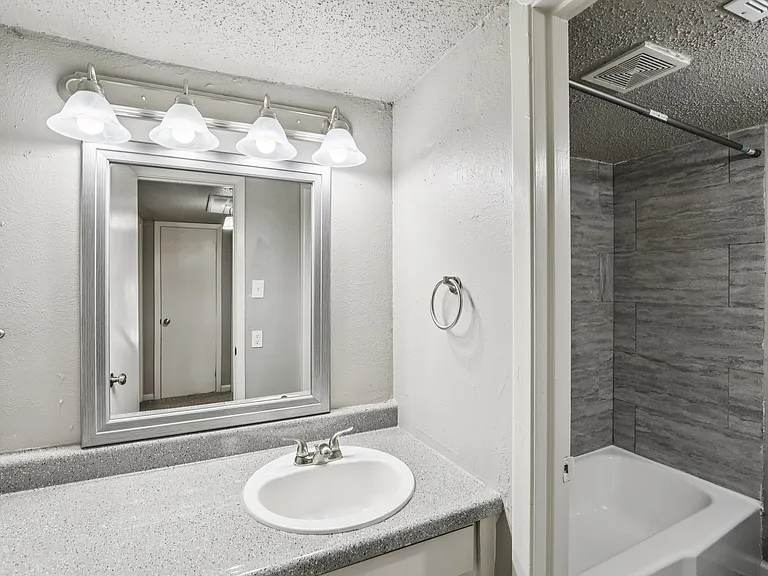 Whisperwind Apartments — Photo 7