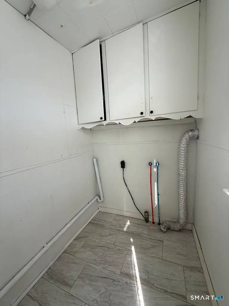 3 bed, 1.0 bath, 3199 sqft, $2,000 — Photo 3