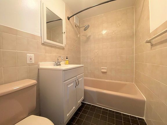 5th image of 5-47 51st Ave #3B