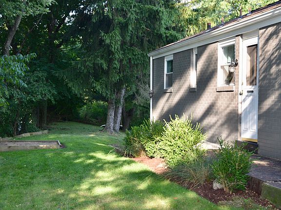 Private!! yard with garden