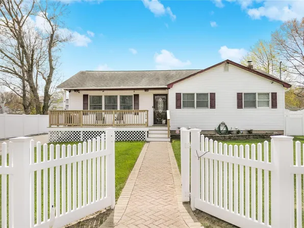 110 Chanel Drive, Shirley, NY 11967