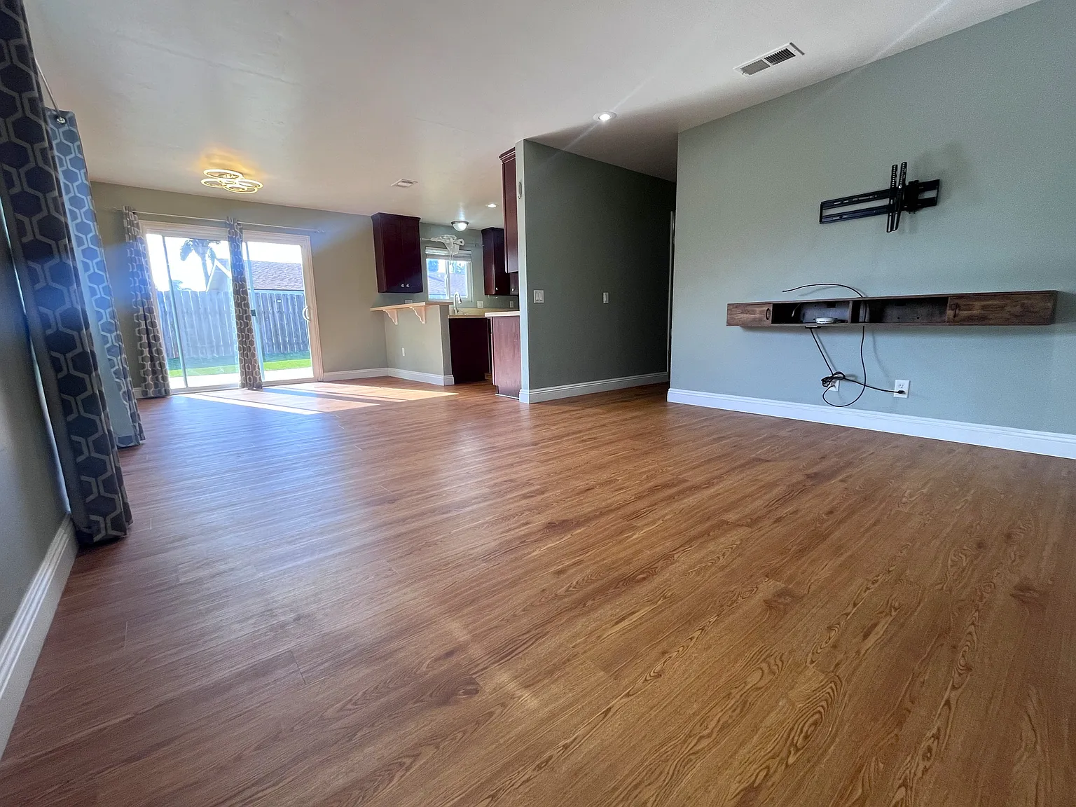 4 bed, 1172 sqft, $3,750 — Photo 4