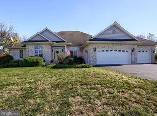 9 Linden Dr E, Carlisle, PA 17015