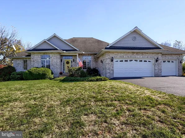 9 Linden Dr E, Carlisle, PA 17015