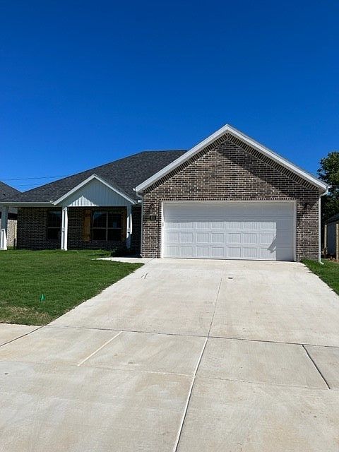 1st image of 810 Skylar St