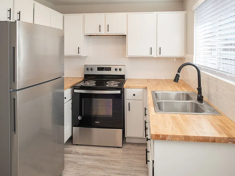Sierra View Townhomes — Photo 2