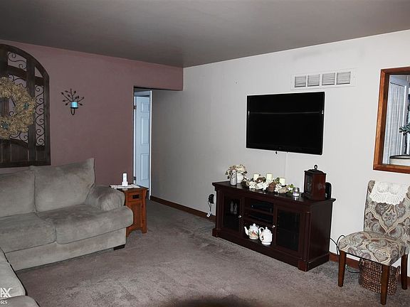 5th image of 32512 Holden Dr