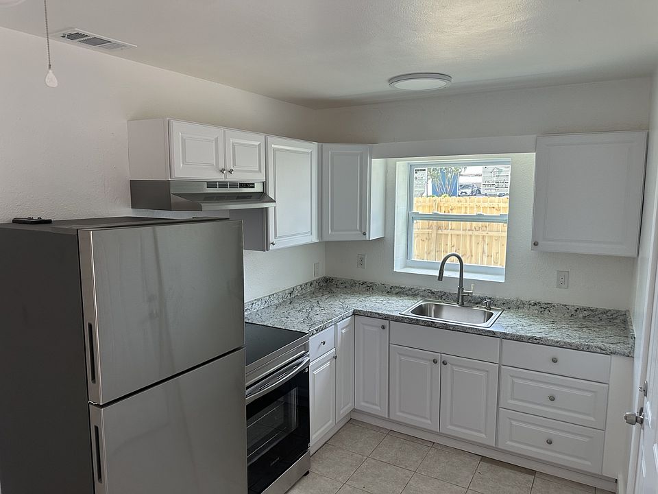 Open kitchen - Brand new EVERYTHING - Window to the fenced in backyard