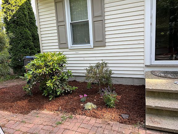 5th image of 71 Settlers Ln
