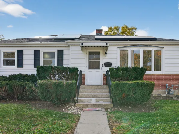 288 N Lincoln Ave, Mundelein, IL 60060