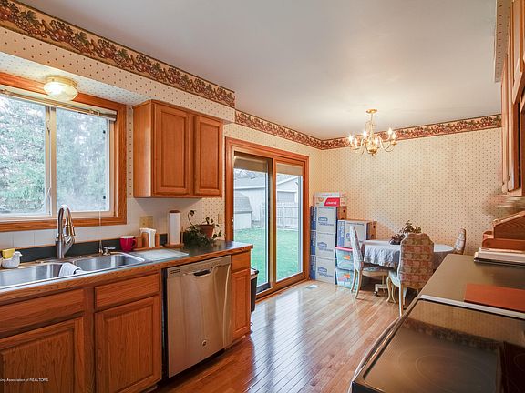 3rd image of 936 Warner Ave