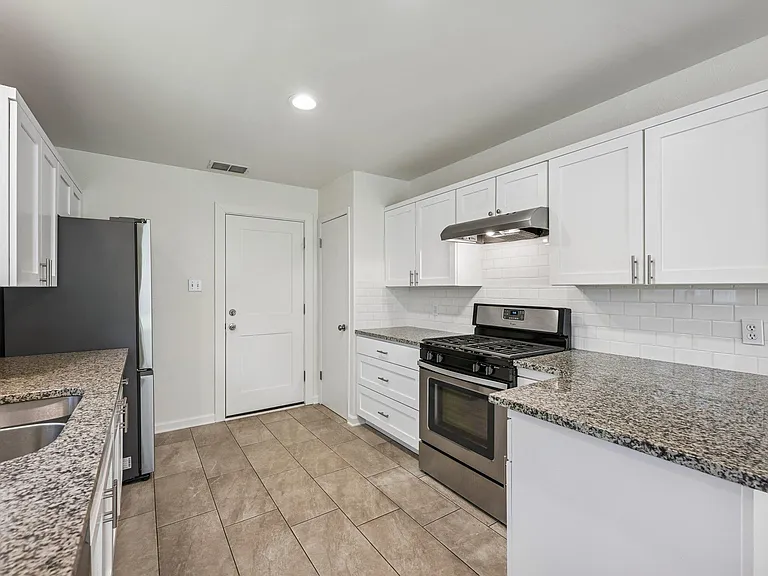 2717 Charlesworth Dr — Photo 14
