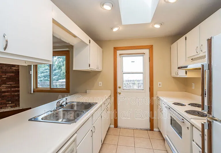 819 Elliott St — Photo 6