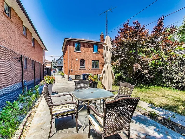 1097 Glengrove Ave — Photo 22